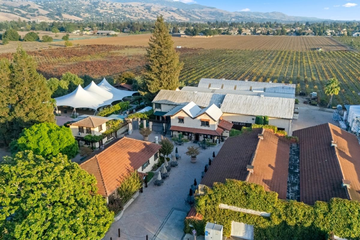 Close to award-winning Guglielmo Winery