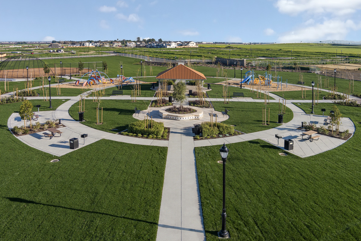 1-minute walk to Evelyn Costa Park 