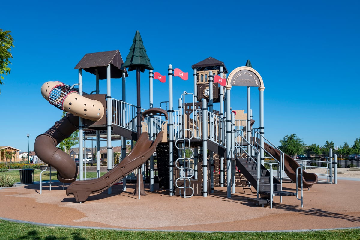 Walking distance to Leland and Jane Stanford Park