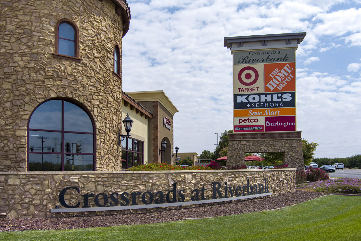 Minutes to Crossroads West Shopping Center for dining and shopping 