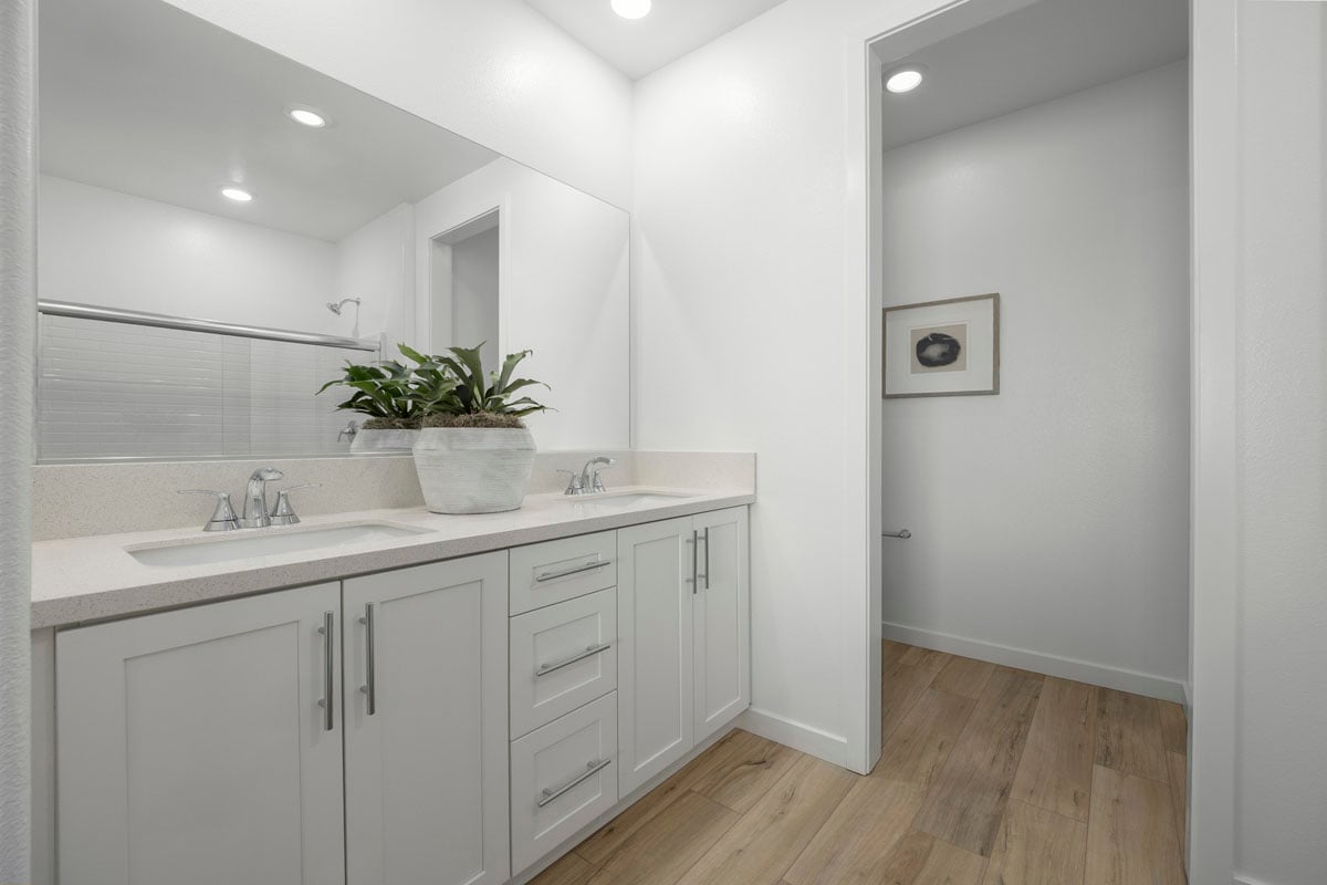 Dual-sink vanity at primary bath