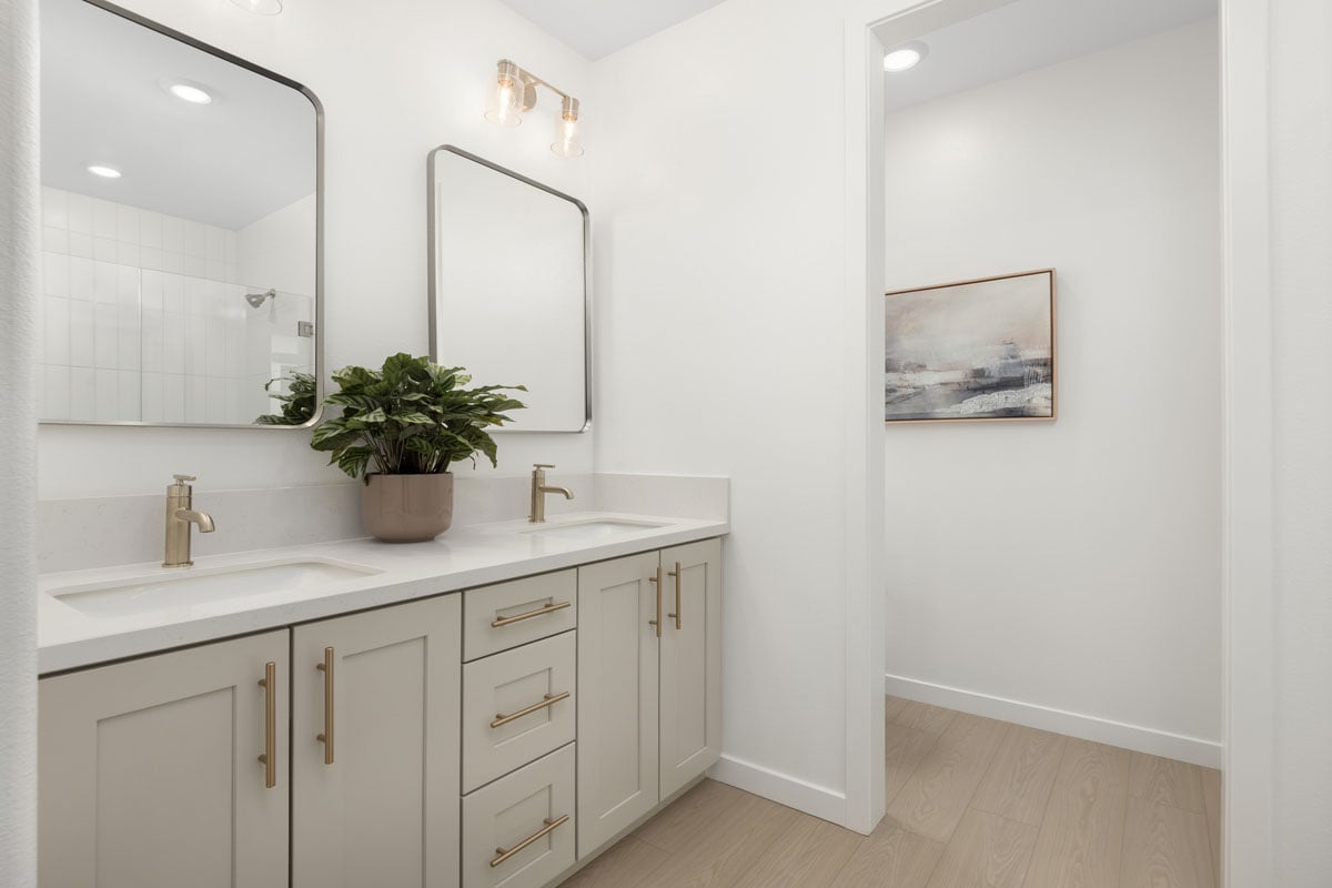 Dual-sink vanity at primary bath