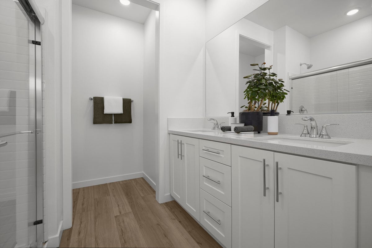 Dual-sink vanity at primary bath