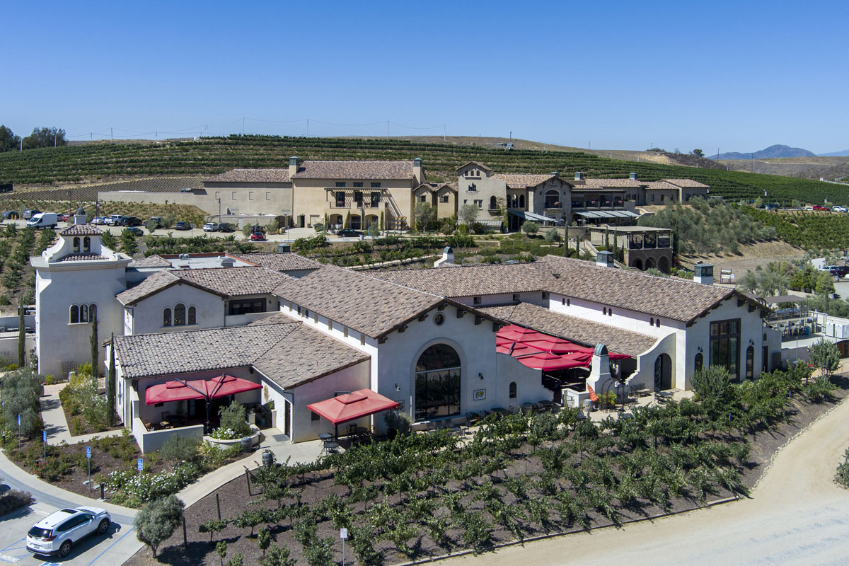 Minutes to local wineries