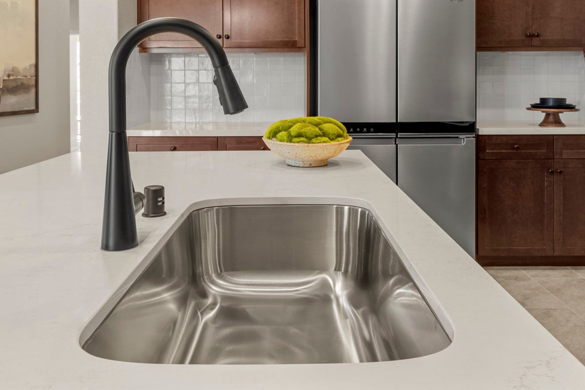 Optional single-basin kitchen sink