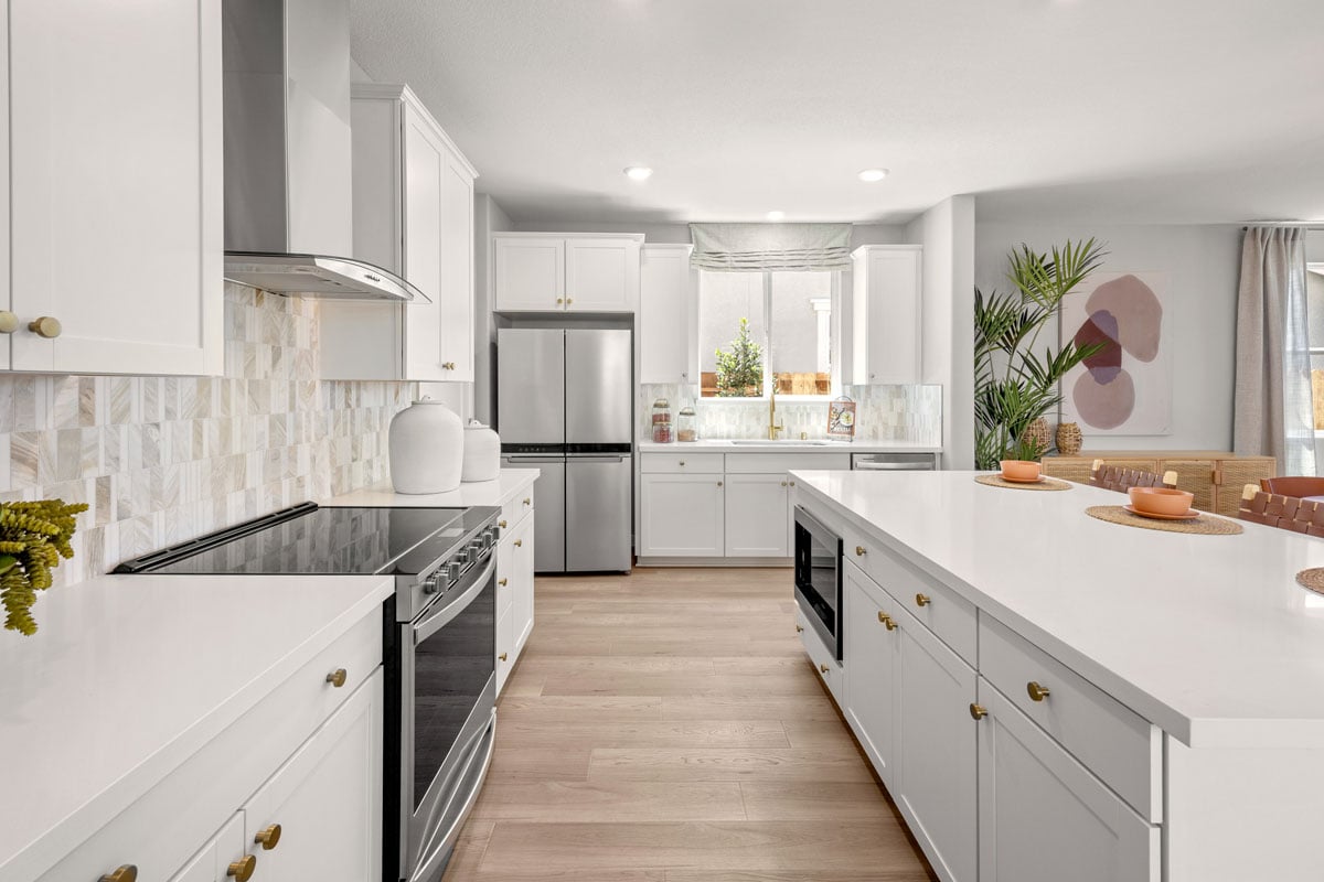 Curved glass wall-mounted hood