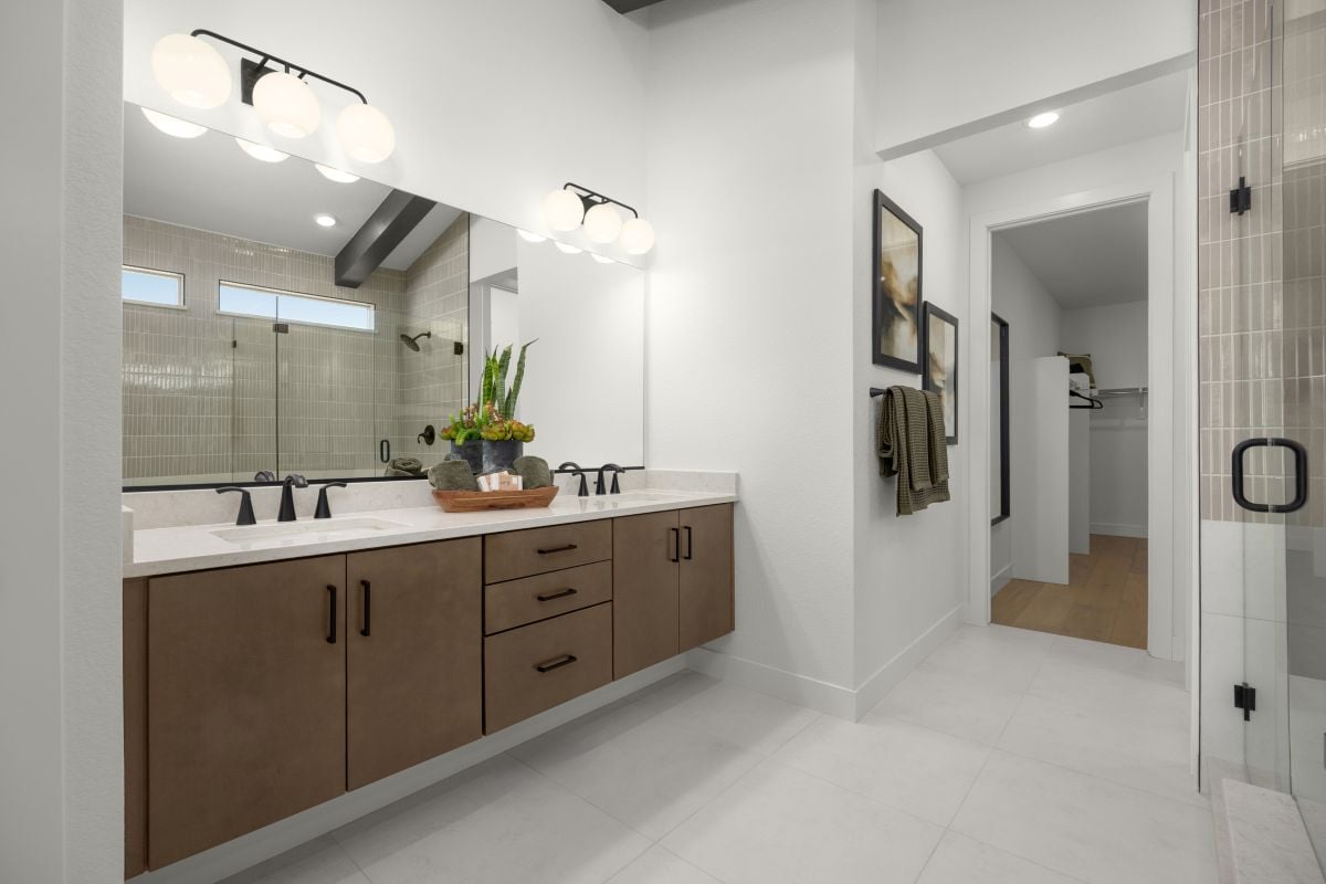 Dual-sink vanity at primary bath