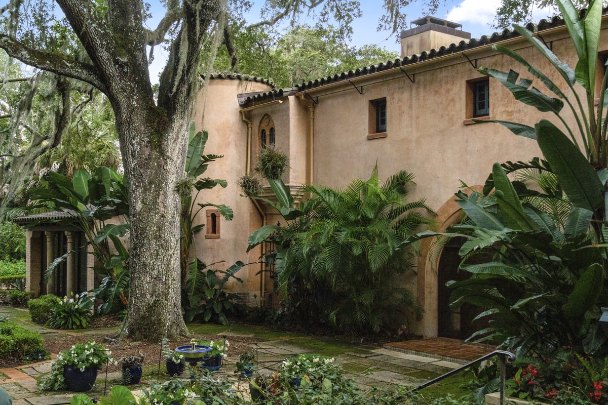 8 minutes to Bok Tower Gardens