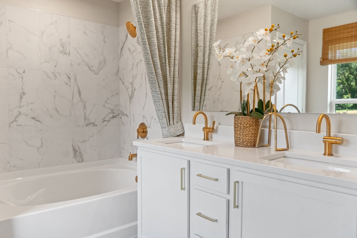 Dual-sink vanity at primary bath