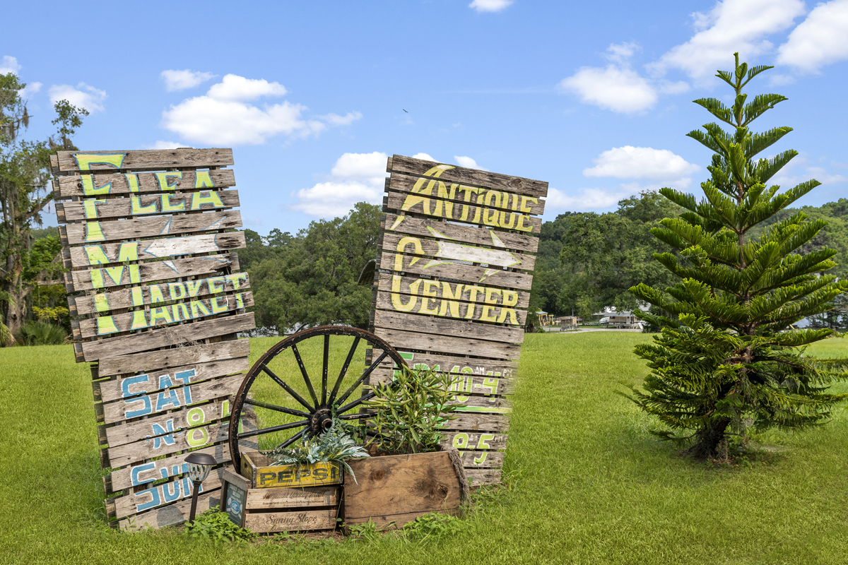 Minutes to Renninger's Flea Market