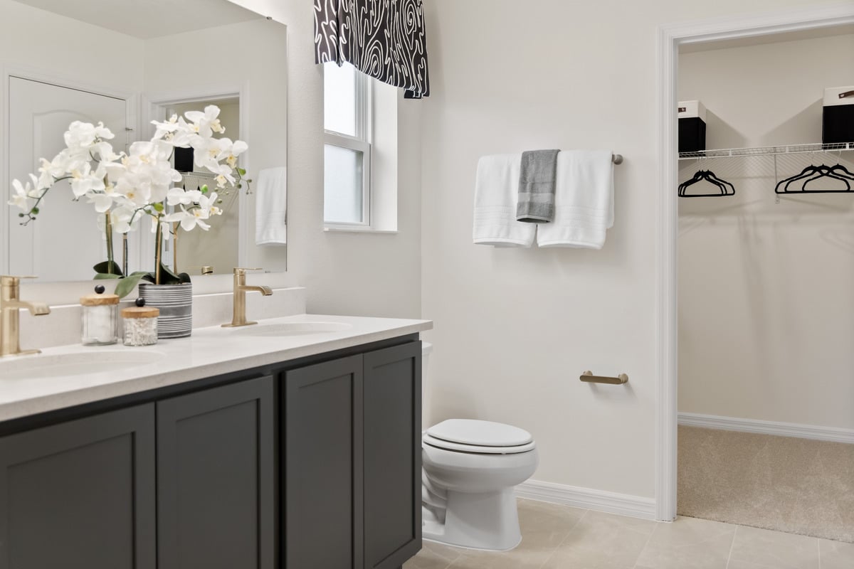 Dual-sink vanity at primary bath