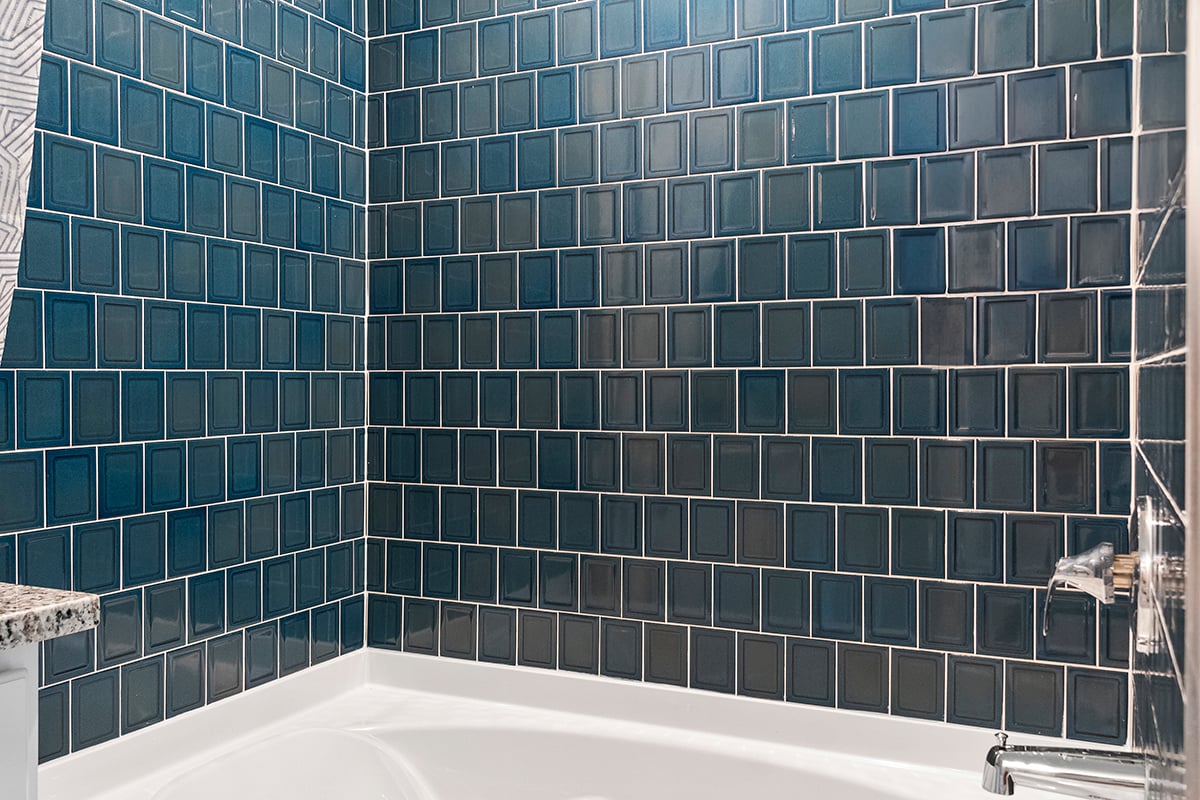 Tile surround at primary bath
