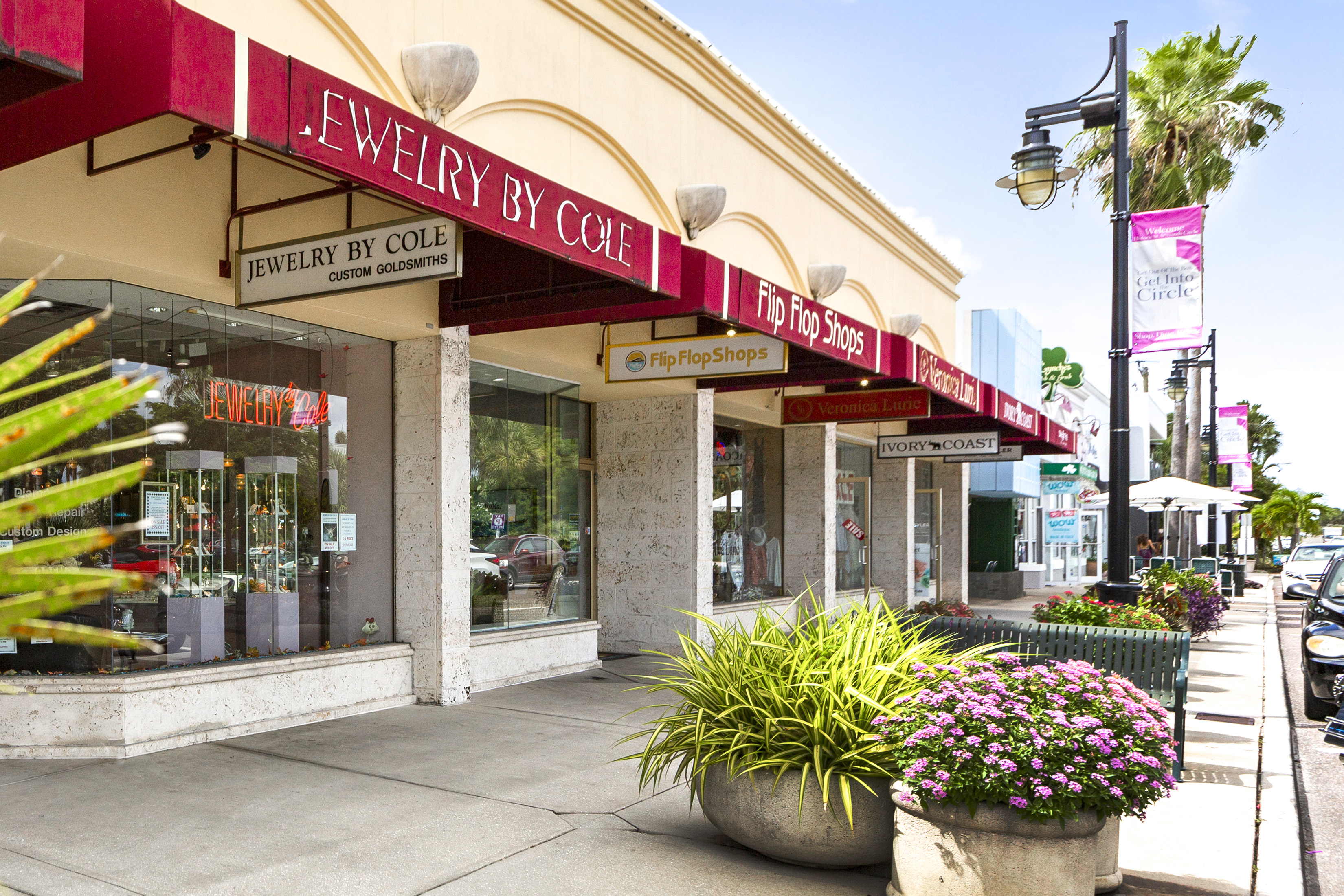 Close to shopping at St. Armands Circle