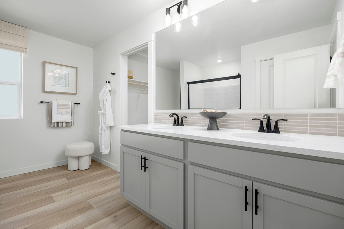 Dual-sink vanity at primary bath