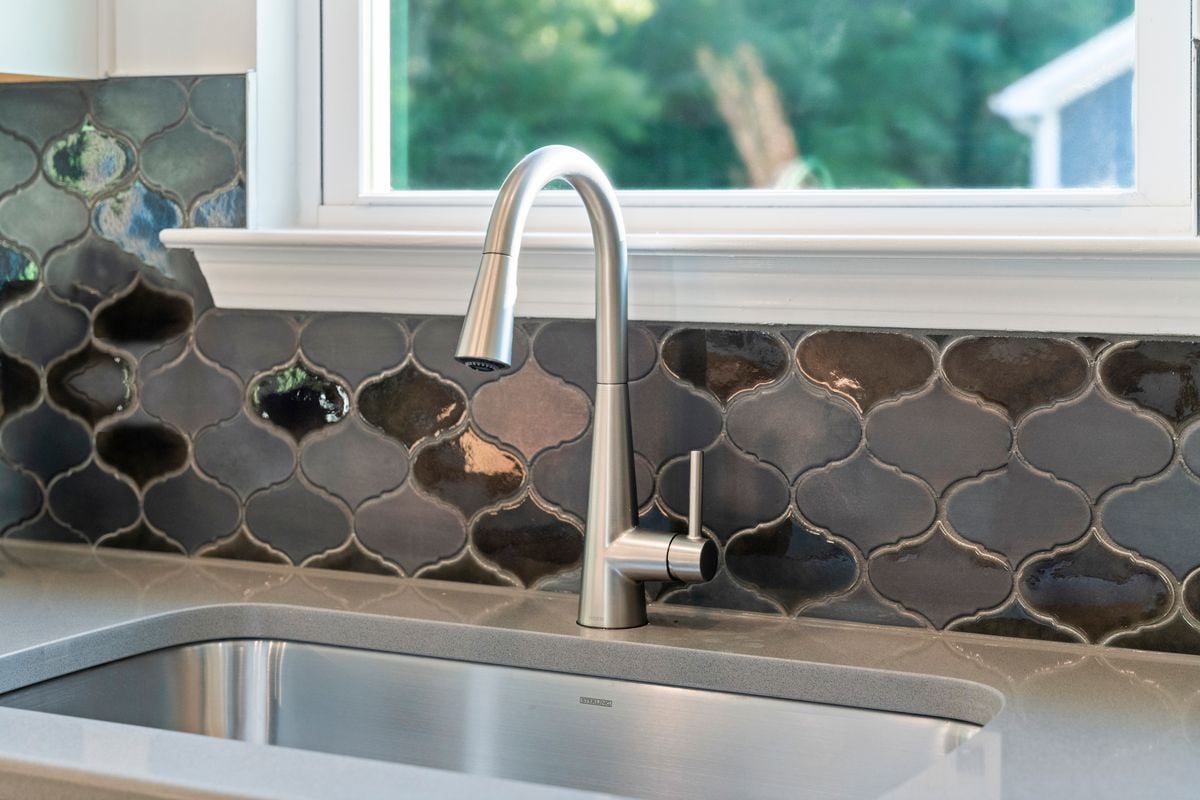 Single-basin kitchen sink