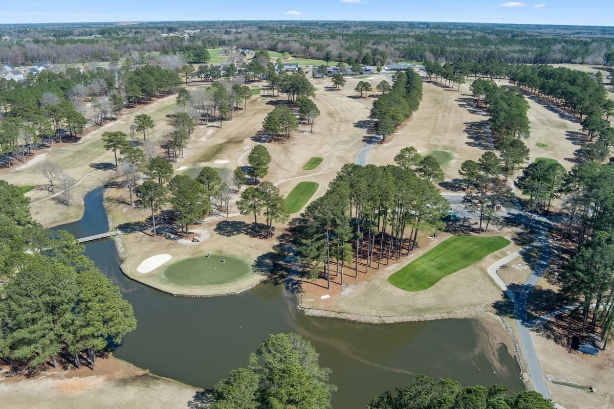 11-minute drive to Reedy Creek Golf Course