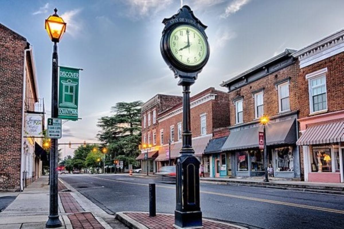 Near dining and boutique shopping in downtown York