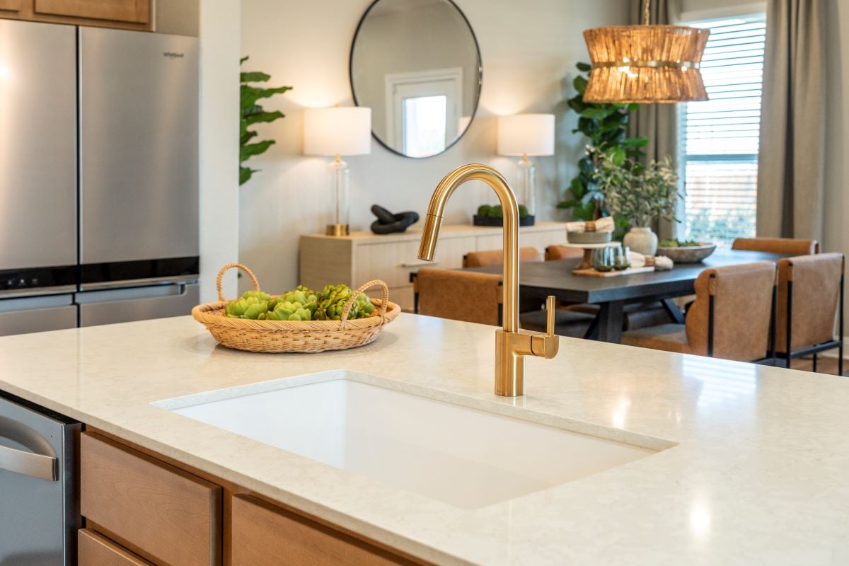 Single-basin kitchen sink