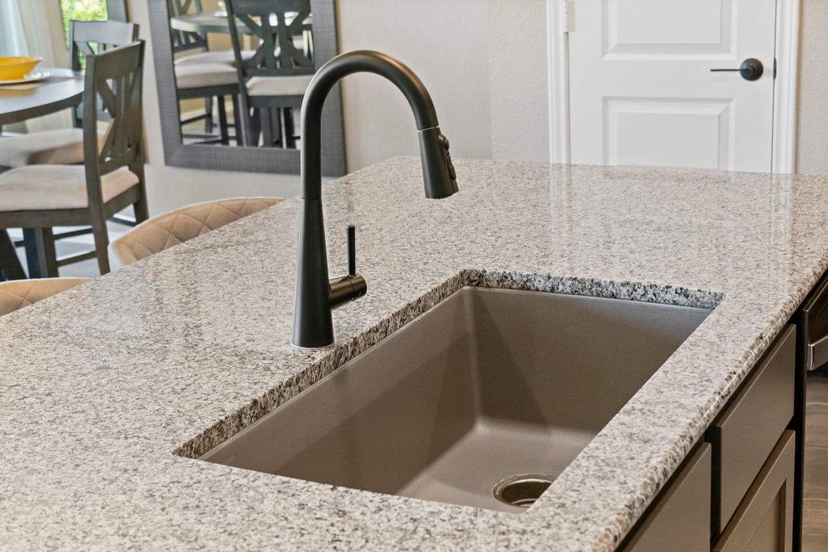Single-basin kitchen sink