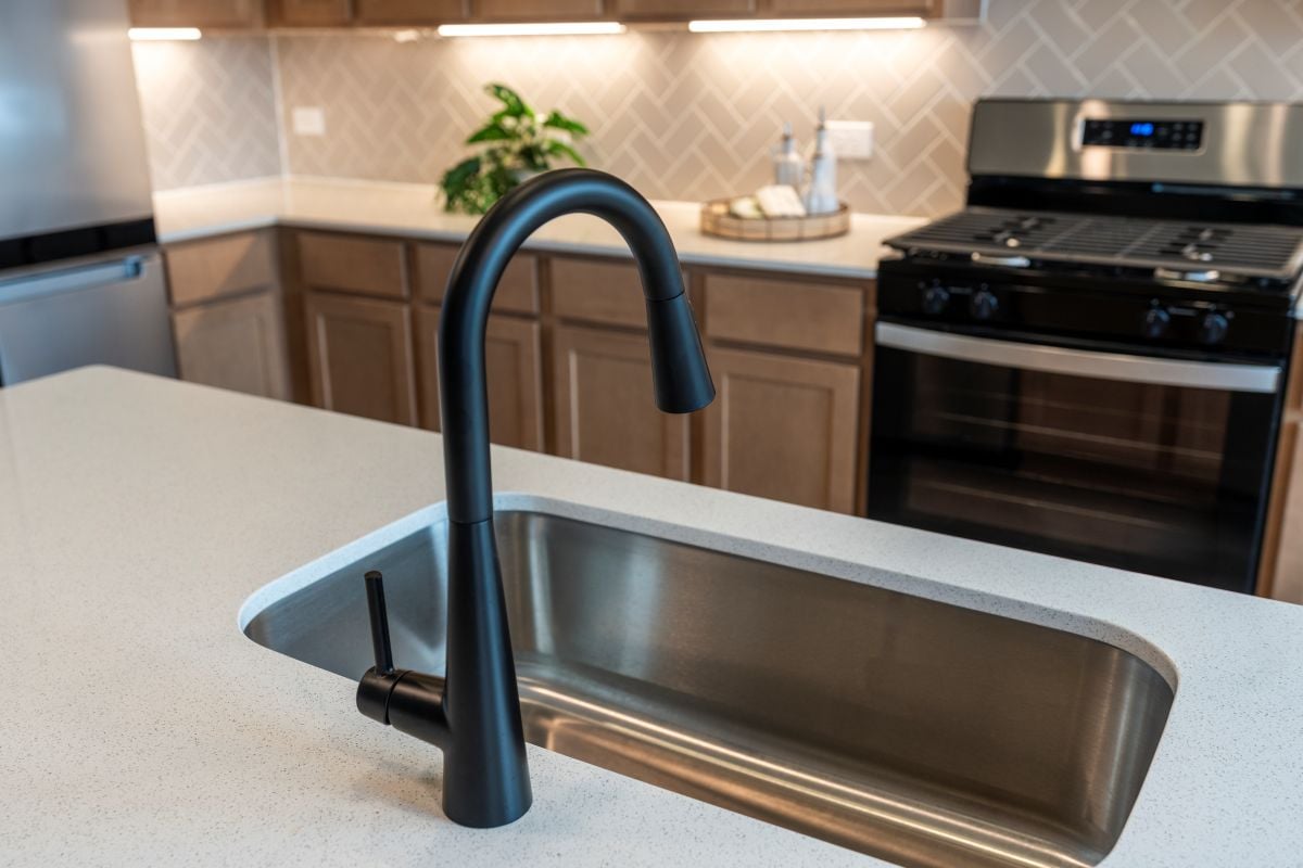 Single-basin kitchen sink