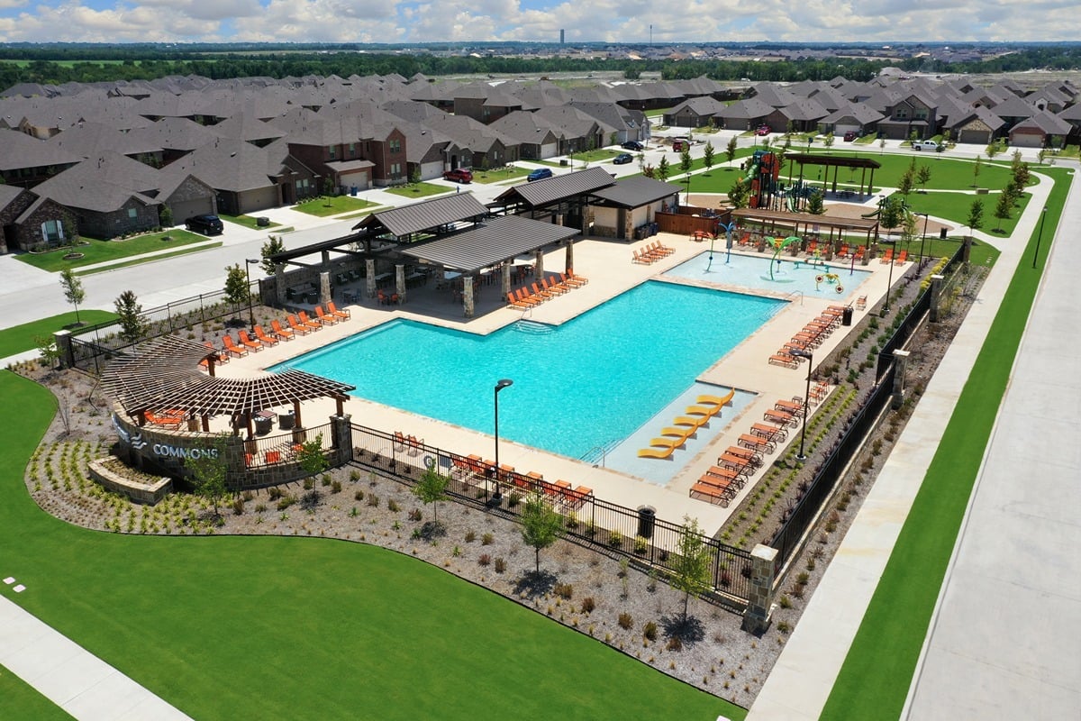 Amenity center with swimming pool and kids splash zone