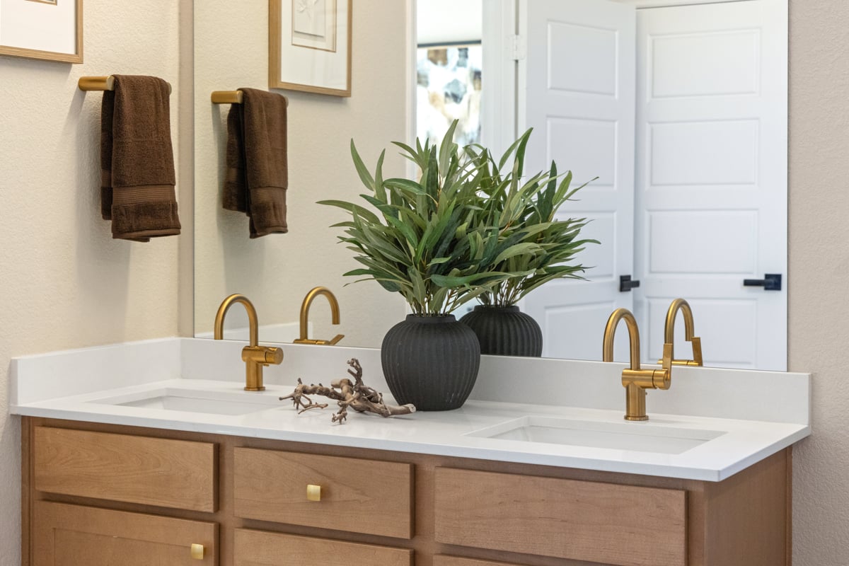 Dual-sink vanity at primary bath