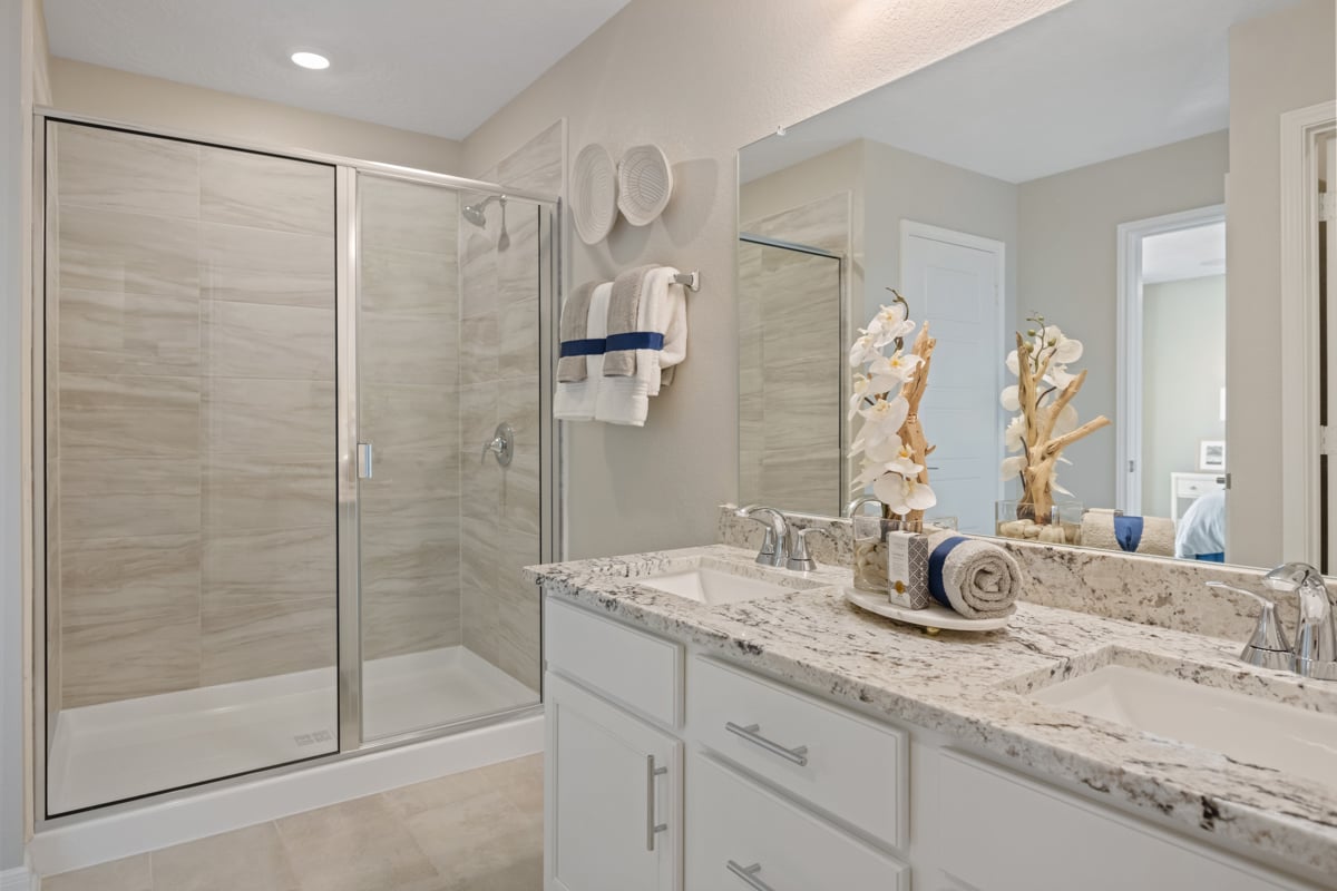 Dual-sink vanity at primary bath