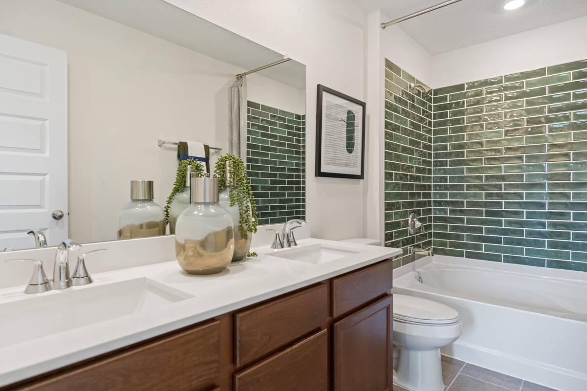 Dual-sink vanity at primary bath