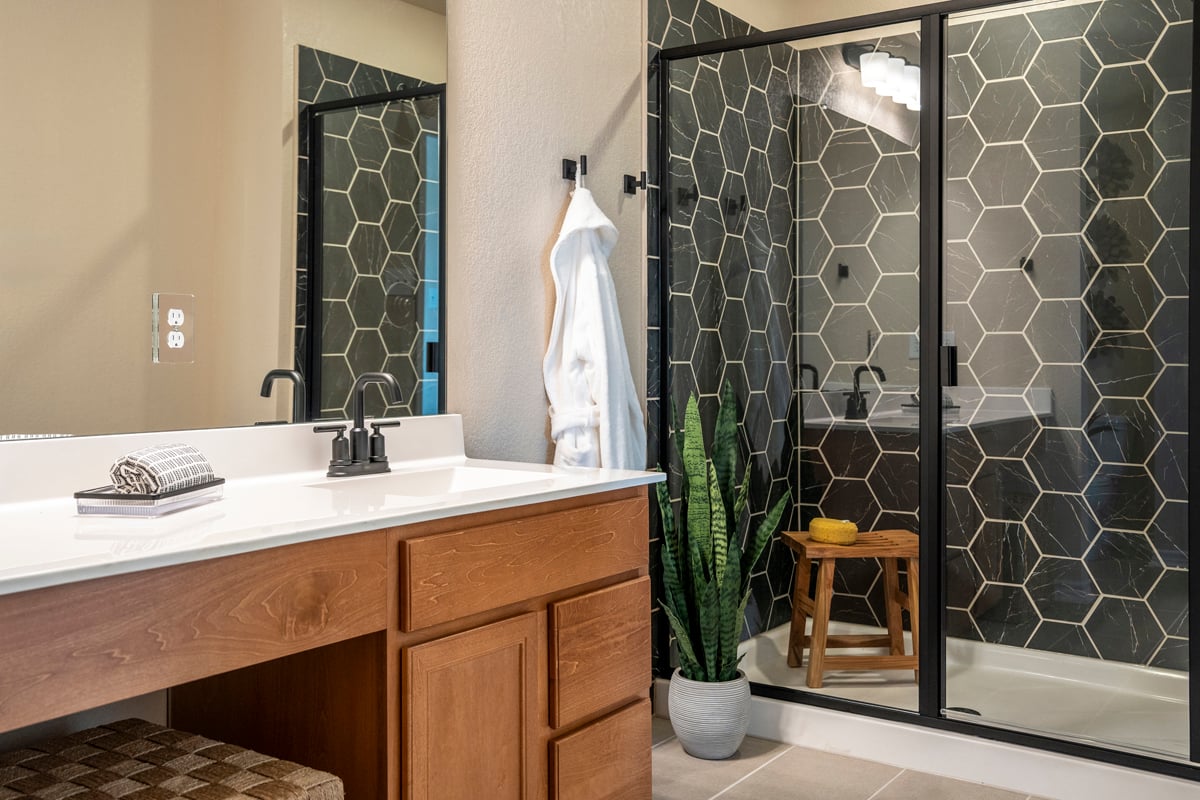 Extended vanity with knee space at primary bath