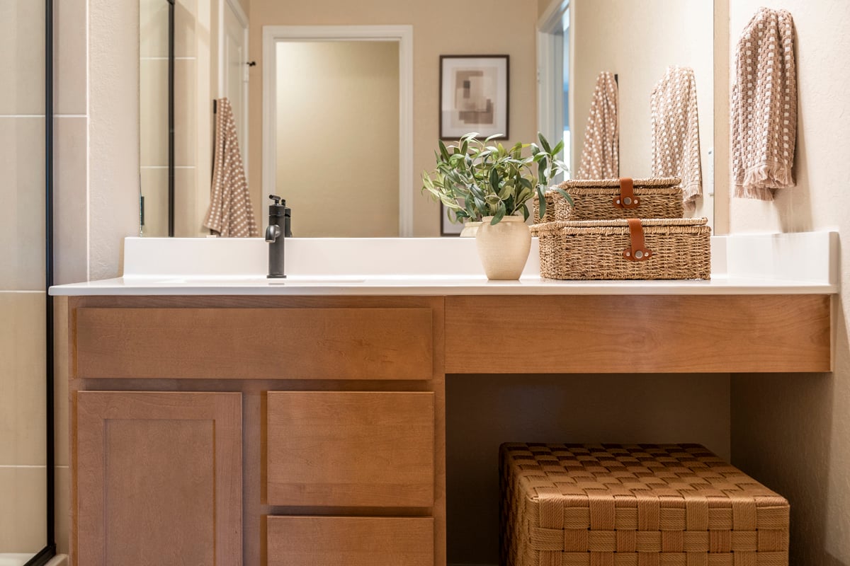 Optional vanity with knee space at primary bath