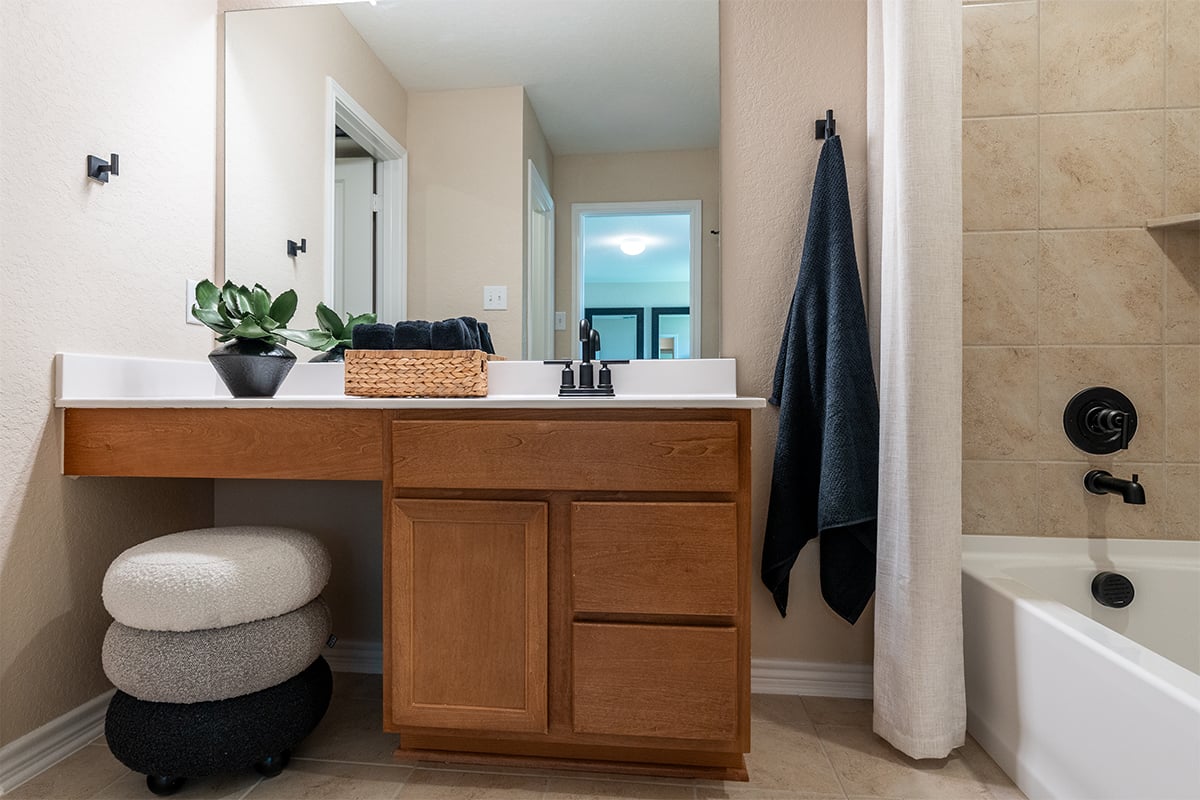 Extended vanity with knee space at primary bath