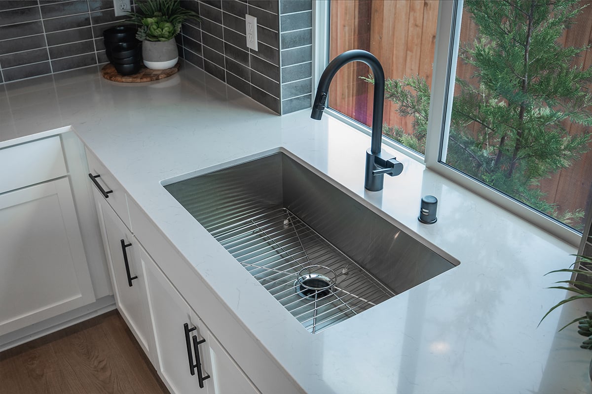 Single-basin undermount kitchen sink