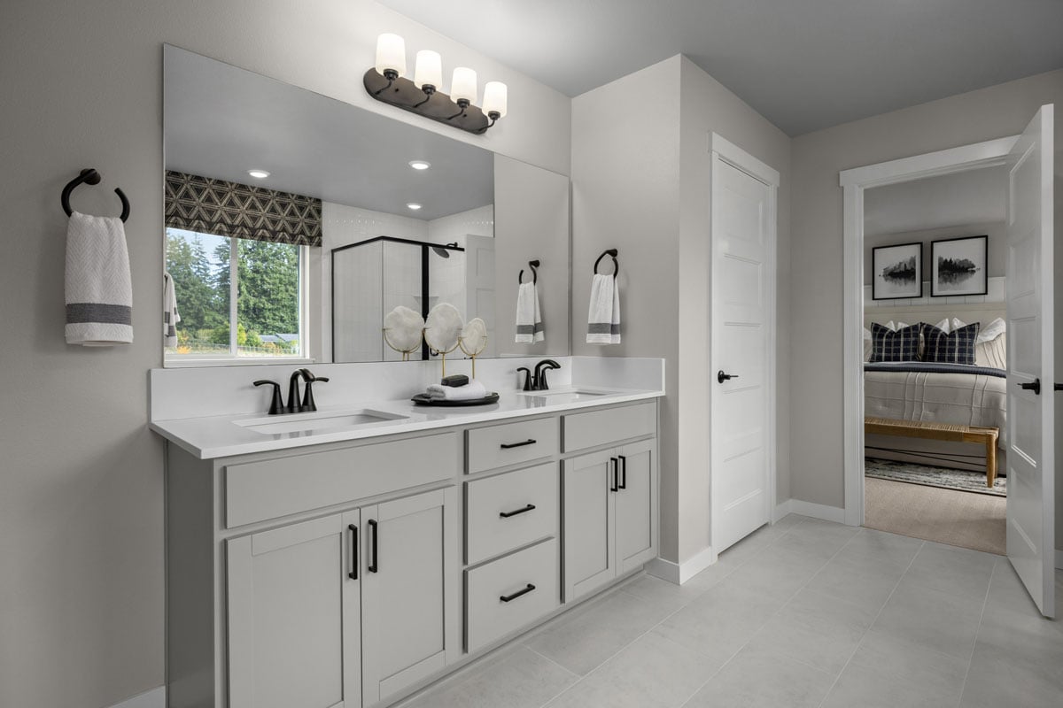 Dual-sink vanity at primary bath